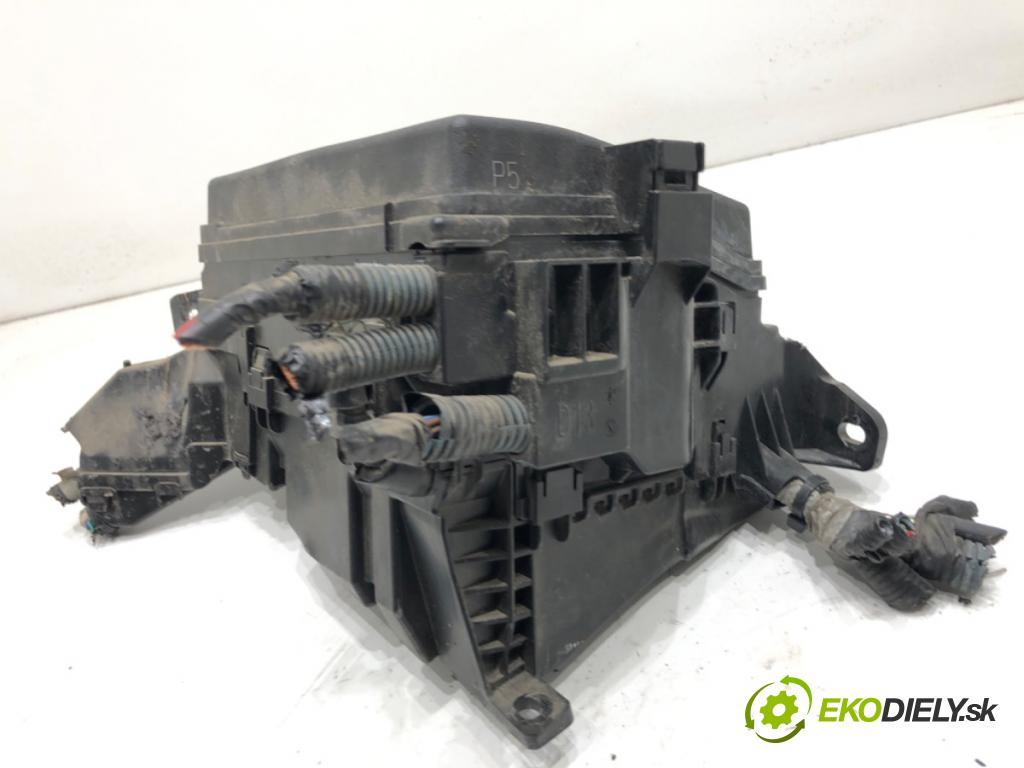 TOYOTA AURIS II Kombi 2014 97 kW 1.6 (ZRE185_) 1598 skříňka poistková  (Pojistková skříňka)