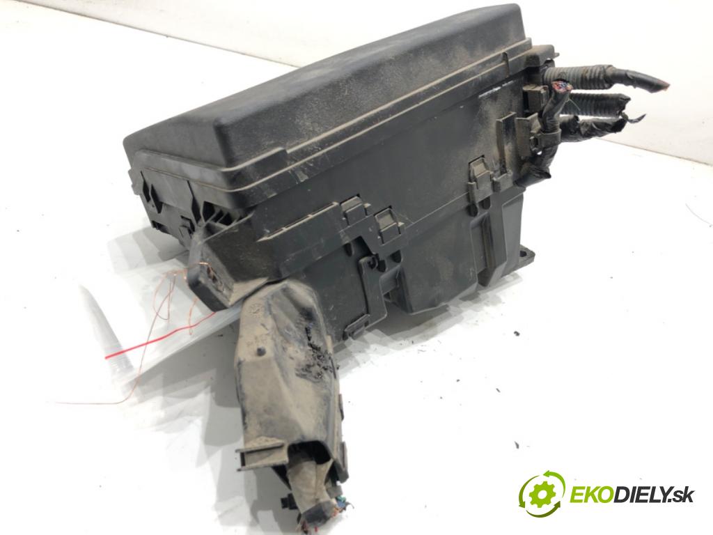 TOYOTA AURIS II Kombi 2014 97 kW 1.6 (ZRE185_) 1598 skříňka poistková  (Pojistková skříňka)