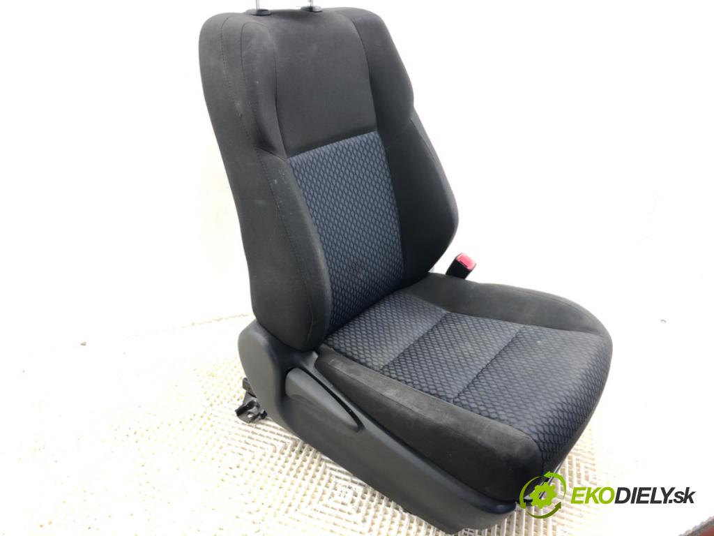 TOYOTA AURIS II Kombi 2014 97 kW 1.6 (ZRE185_) 1598 Sedadlo pravy predný