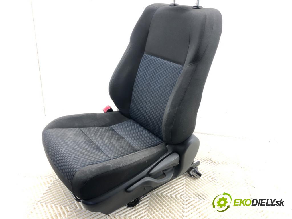 TOYOTA AURIS II Kombi 2014 97 kW 1.6 (ZRE185_) 1598 Sedadlo ľavy predný