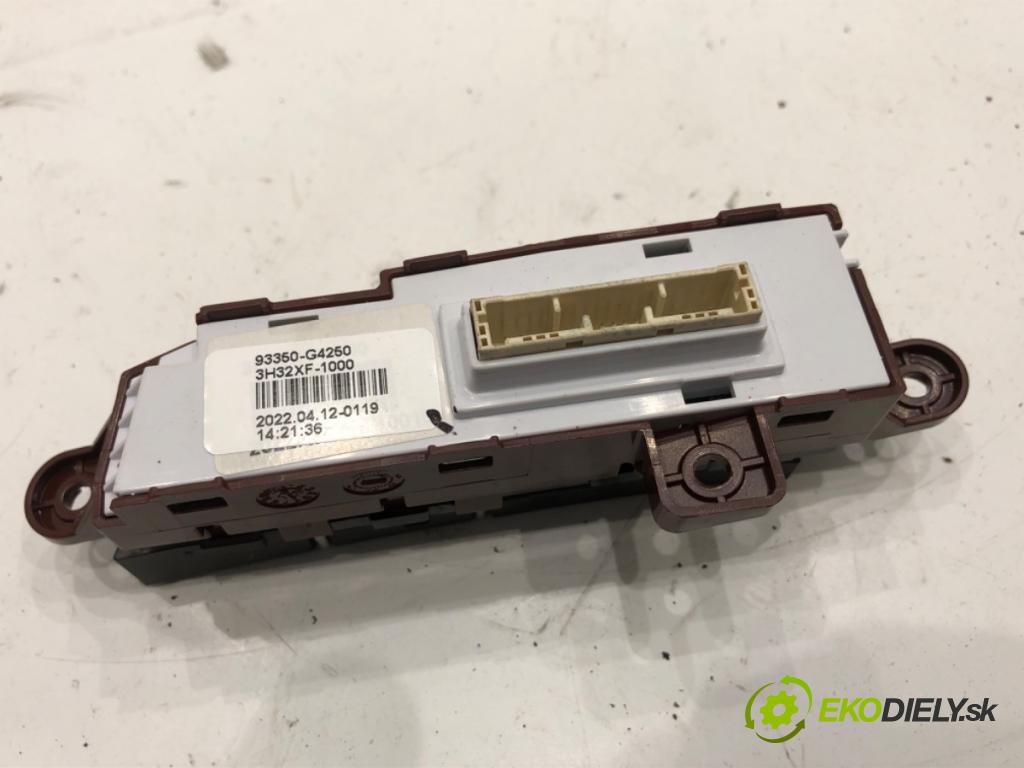 HYUNDAI i30 liftback 2022 88 kW 1.0 T-GDI 998 Prepínač ohrievania, vyhrievania sedačky 93350-G4250 (Prepínacie páčky pod volantom)