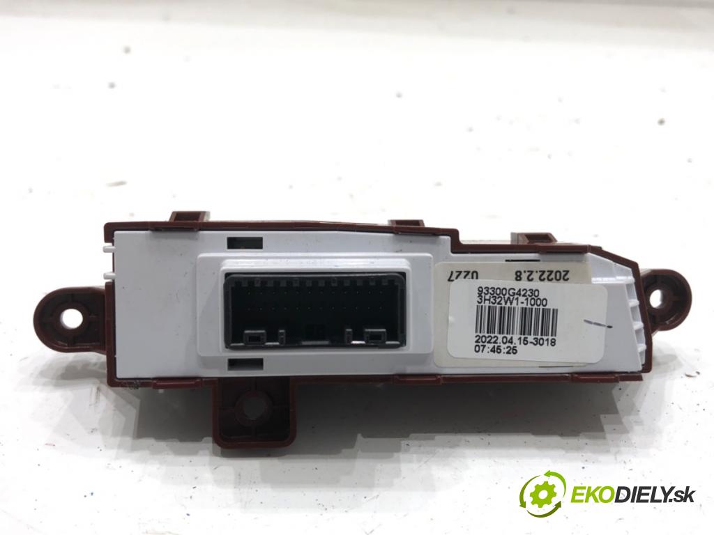 HYUNDAI i30 liftback 2022 88 kW 1.0 T-GDI 998 Prepínač ohrievania, vyhrievania sedačky 93300-G4230 (Prepínacie páčky pod volantom)