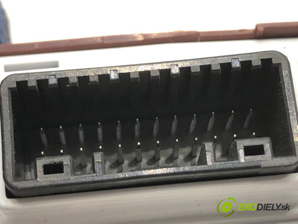 HYUNDAI i30 liftback 2022 88 kW 1.0 T-GDI 998 Prepínač ohrievania, vyhrievania sedačky 93300-G4230 (Prepínacie páčky pod volantom)