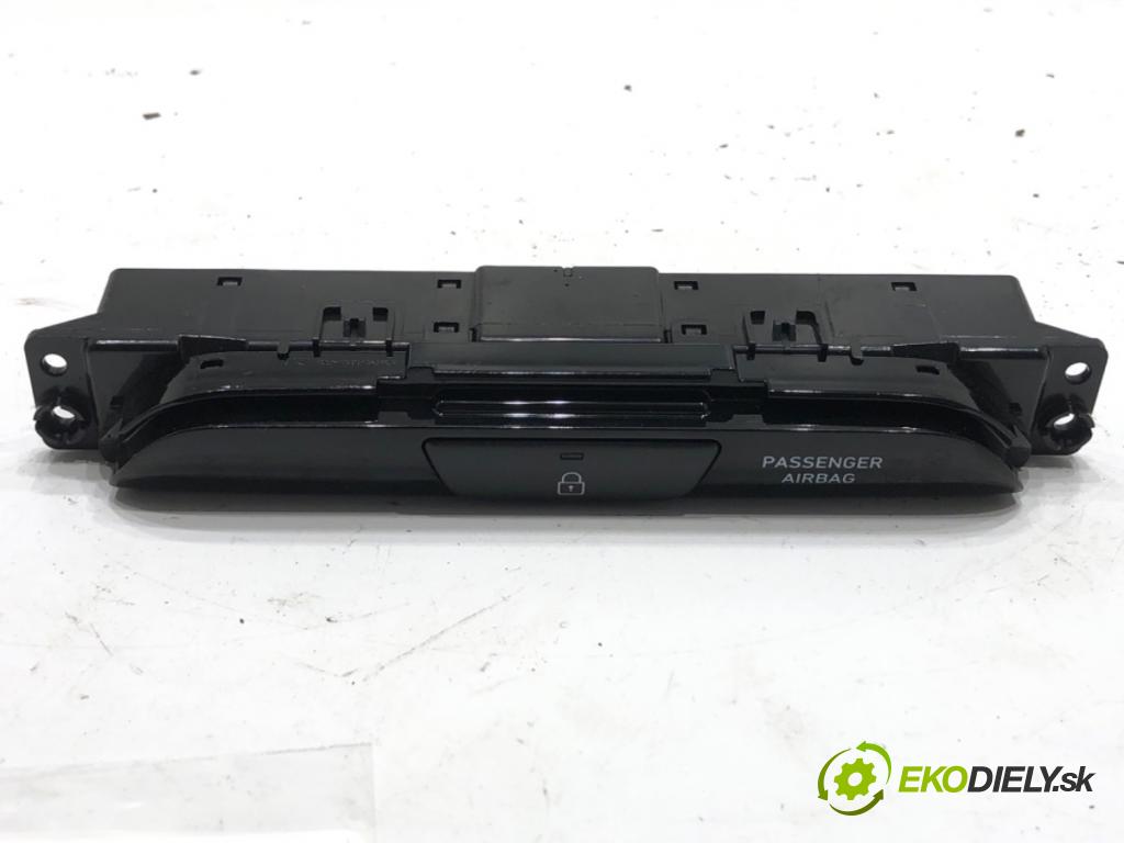 HYUNDAI i30 liftback 2022 88 kW 1.0 T-GDI 998 přepínač airbag 93770G4AA0
