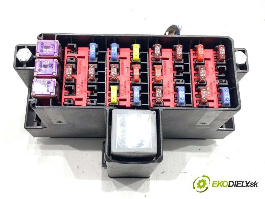 FORD FIESTA MK7 liftback 2010 60 kW 1.25 1242 skříňka poistková 8V5T-17K400AAF (Pojistková skříňka)