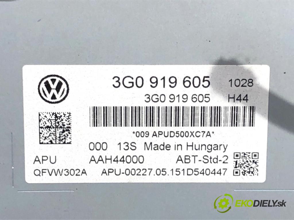 VW GOLF VII Kombi 2015 81 kW 1.6 TDI 1598 RADIO Dislpej 3G0919605