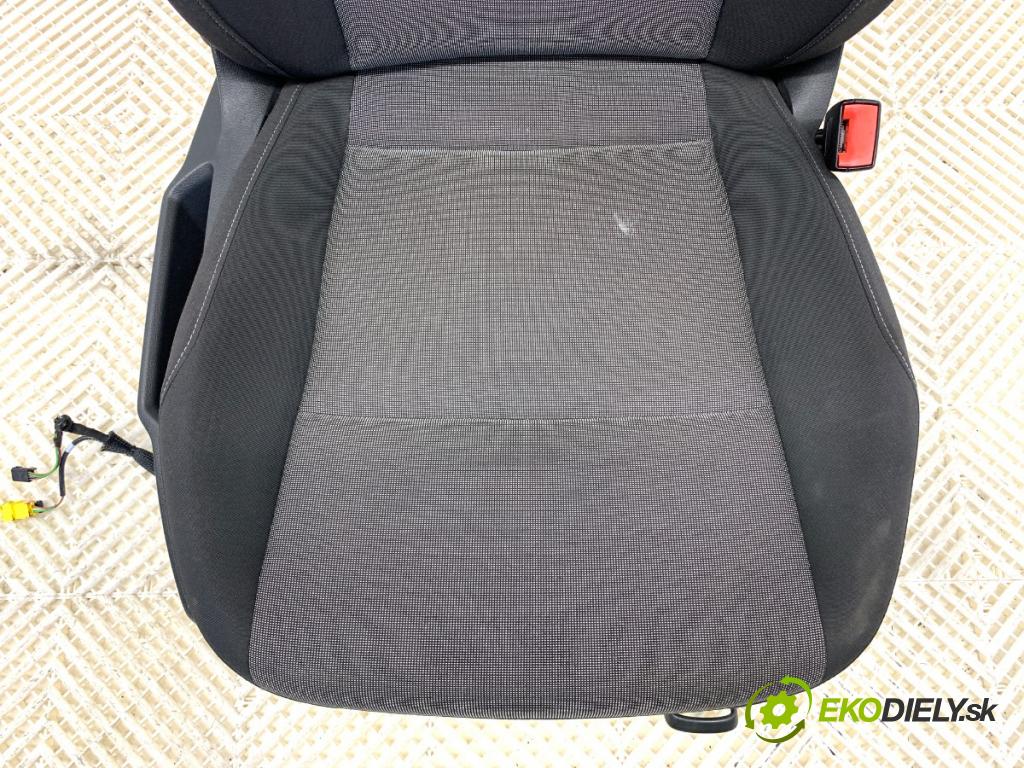 VW GOLF VII Kombi 2015 81 kW 1.6 TDI 1598 Sedadlo pravy predný