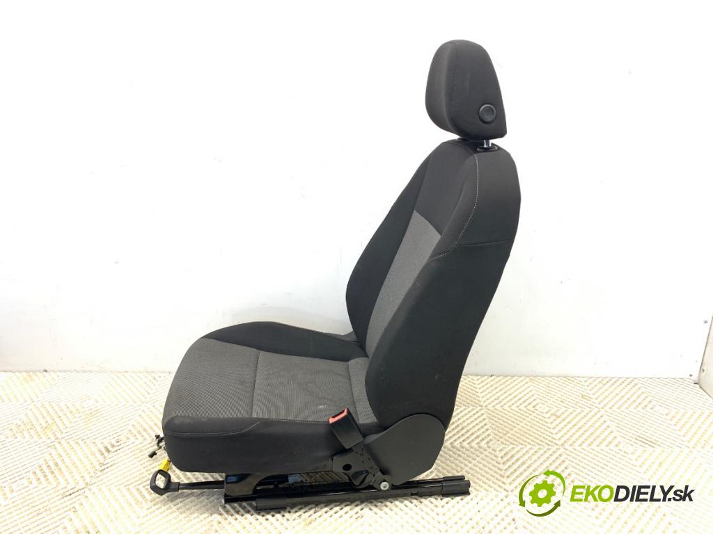 VW GOLF VII Kombi 2015 81 kW 1.6 TDI 1598 Sedadlo pravy predný