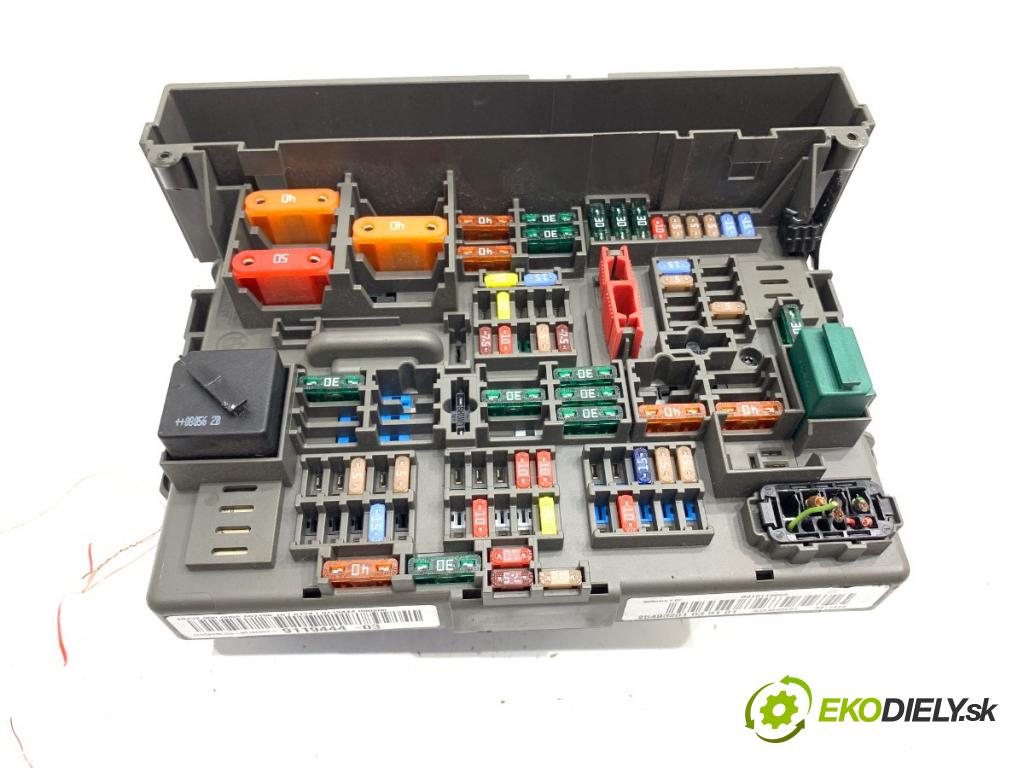 BMW E90 sedan 2008 125 kW 320 i 1995 skříňka poistková 9119444 (Pojistková skříňka)