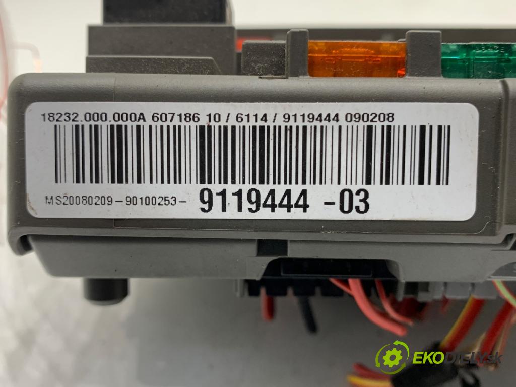 BMW E90 sedan 2008 125 kW 320 i 1995 skříňka poistková 9119444 (Pojistková skříňka)