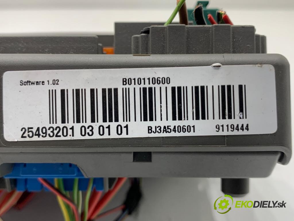 BMW E90 sedan 2008 125 kW 320 i 1995 skříňka poistková 9119444 (Pojistková skříňka)