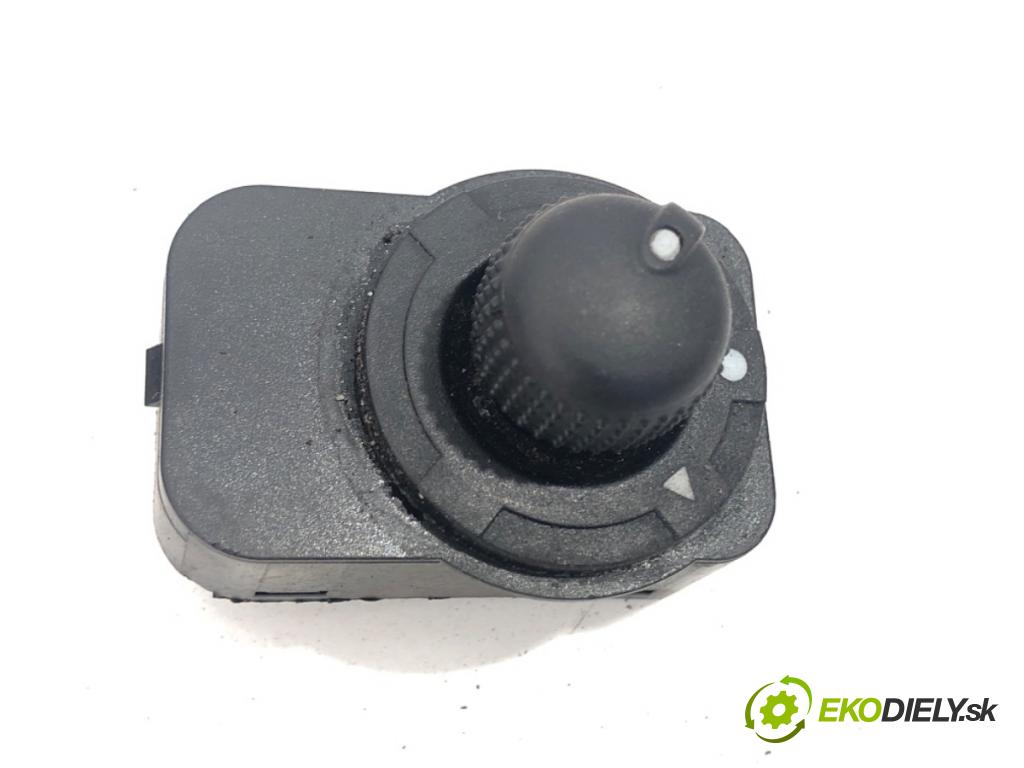 IVECO DAILY VI Autobus 2017 115 kW 50C16 2287 Prepínač nastavenia spätných zrkadiel  (Prepínacie páčky pod volantom)