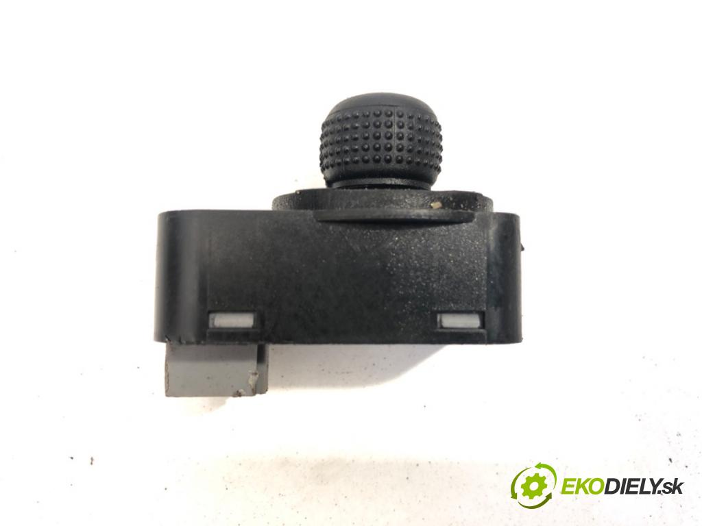 IVECO DAILY VI Autobus 2017 115 kW 50C16 2287 Prepínač nastavenia spätných zrkadiel  (Prepínacie páčky pod volantom)