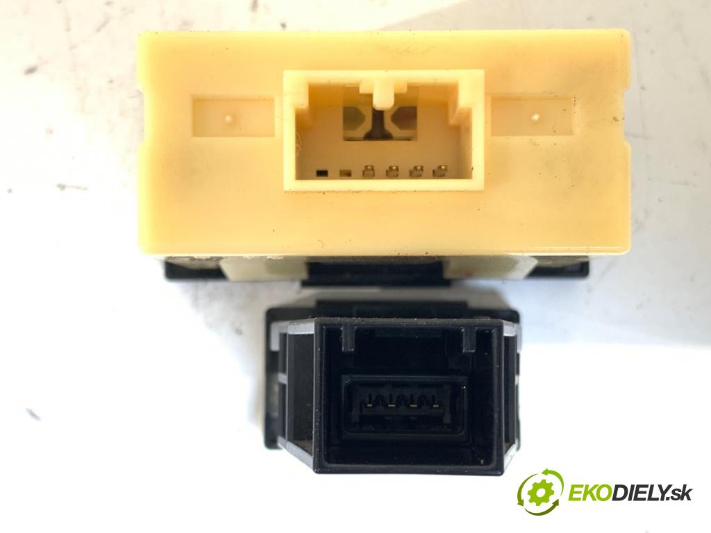 MITSUBISHI LANCER VIII sedan 2011 110 kW 1.8 DI-D (CY9A) 1798 HNÍZDO: AUX USB