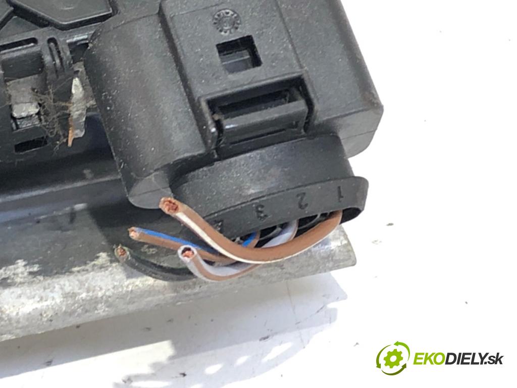 FORD FIESTA MK7 liftback 2009 71 kW 1.4 1388 Mechanizmus stieračov predný 8A61-17B571-AA (Motorček stieračov predný)