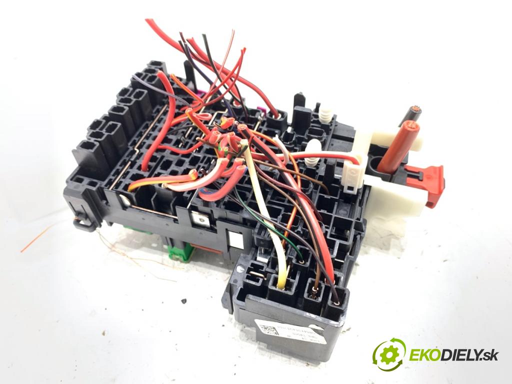 VW PASSAT B8 Kombi 2014 110 kW 2.0 TDI 1968 skříňka poistková  (Pojistková skříňka)