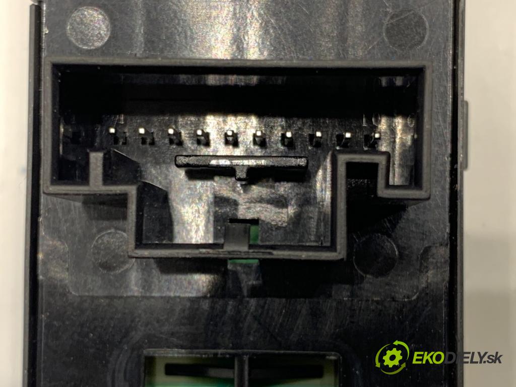 VW PASSAT B8 Kombi 2014 110 kW 2.0 TDI 1968 Prepínač okien 5G0959857B (Prepínacie páčky pod volantom)