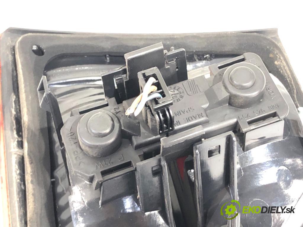 SEAT LEON I liftback 2005 77 kW 1.6 16 V 1598 světlo zadní část levá strana vnitřní 1M6945091B (Klika dveří ostatní)