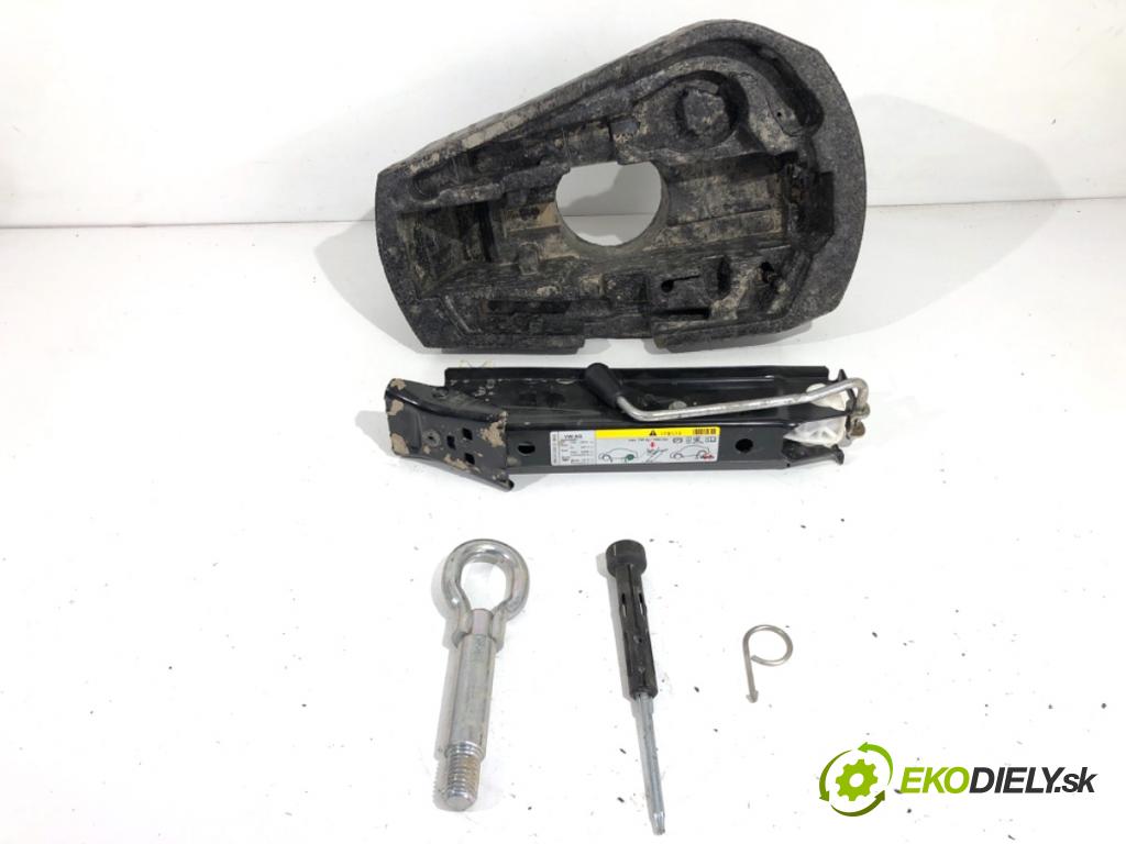 VW POLO V liftback 2013 63 kW 1.4 (6R1) 1390 souprava náradí 6Q0012115K