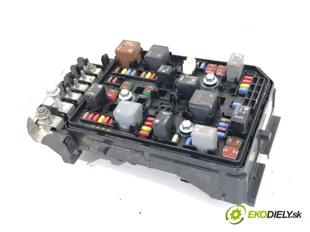 OPEL ASTRA K liftback 2019 81 kW 1.6 CDTi (68) 1598 skříňka poistková 39158969 (Pojistková skříňka)