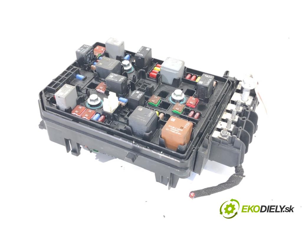 OPEL ASTRA K liftback 2019 81 kW 1.6 CDTi (68) 1598 skříňka poistková 39158969 (Pojistková skříňka)