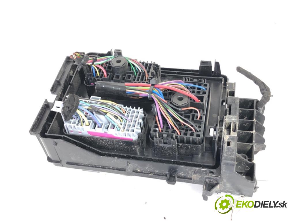 OPEL ASTRA K liftback 2019 81 kW 1.6 CDTi (68) 1598 skříňka poistková 39158969 (Pojistková skříňka)