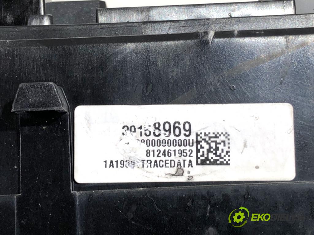 OPEL ASTRA K liftback 2019 81 kW 1.6 CDTi (68) 1598 skříňka poistková 39158969 (Pojistková skříňka)