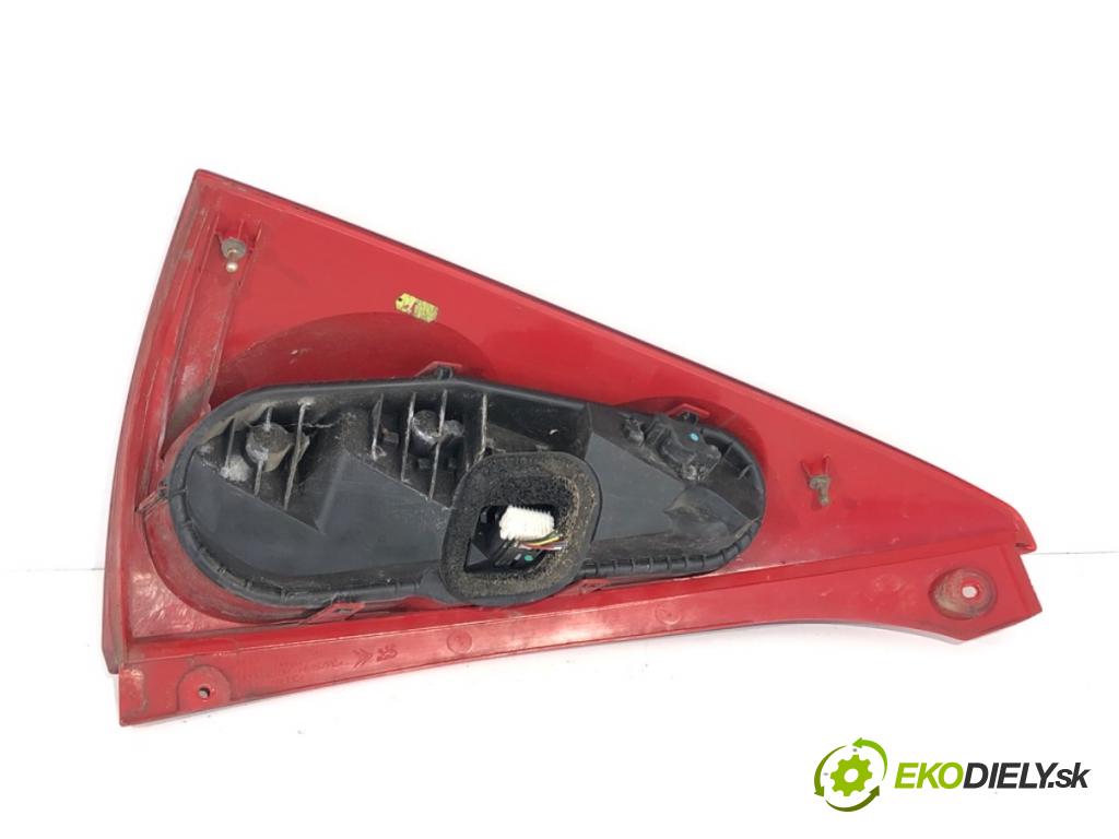 PEUGEOT 107 liftback 2006 50 kW 1.0 998 světlo pravý zadní část