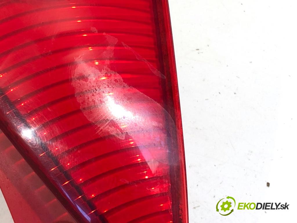 PEUGEOT 107 liftback 2006 50 kW 1.0 998 světlo levý zadní část