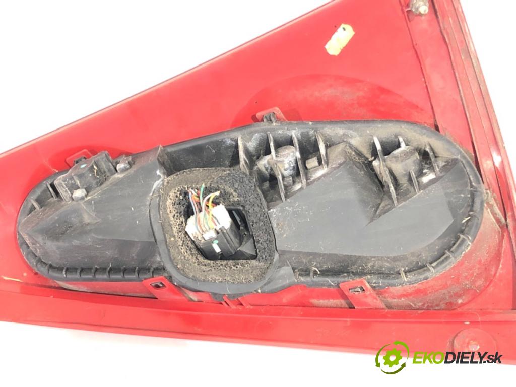 PEUGEOT 107 liftback 2006 50 kW 1.0 998 světlo levý zadní část