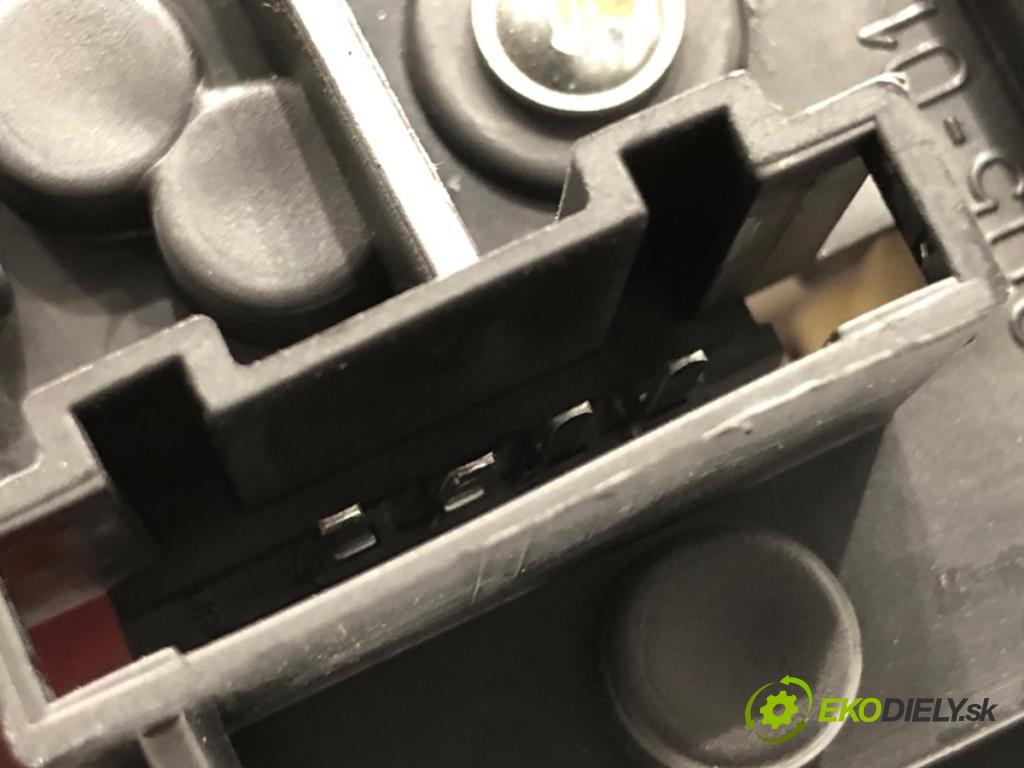 AUDI A4 B8 sedan 2012 155 kW 2.0 TFSI 1984 světlo levý zadní část vnitřní 170411