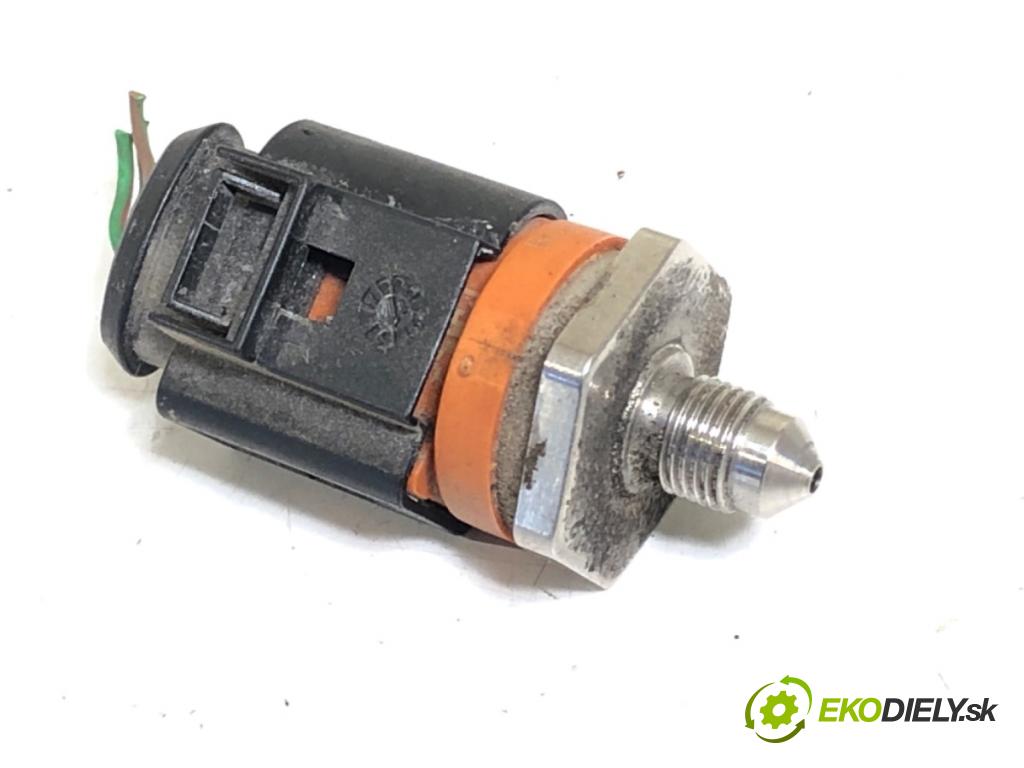 AUDI A4 B8 sedan 2012 155 kW 2.0 TFSI 1984 Snímač tlaku paliva 06J906051D (Snímač)