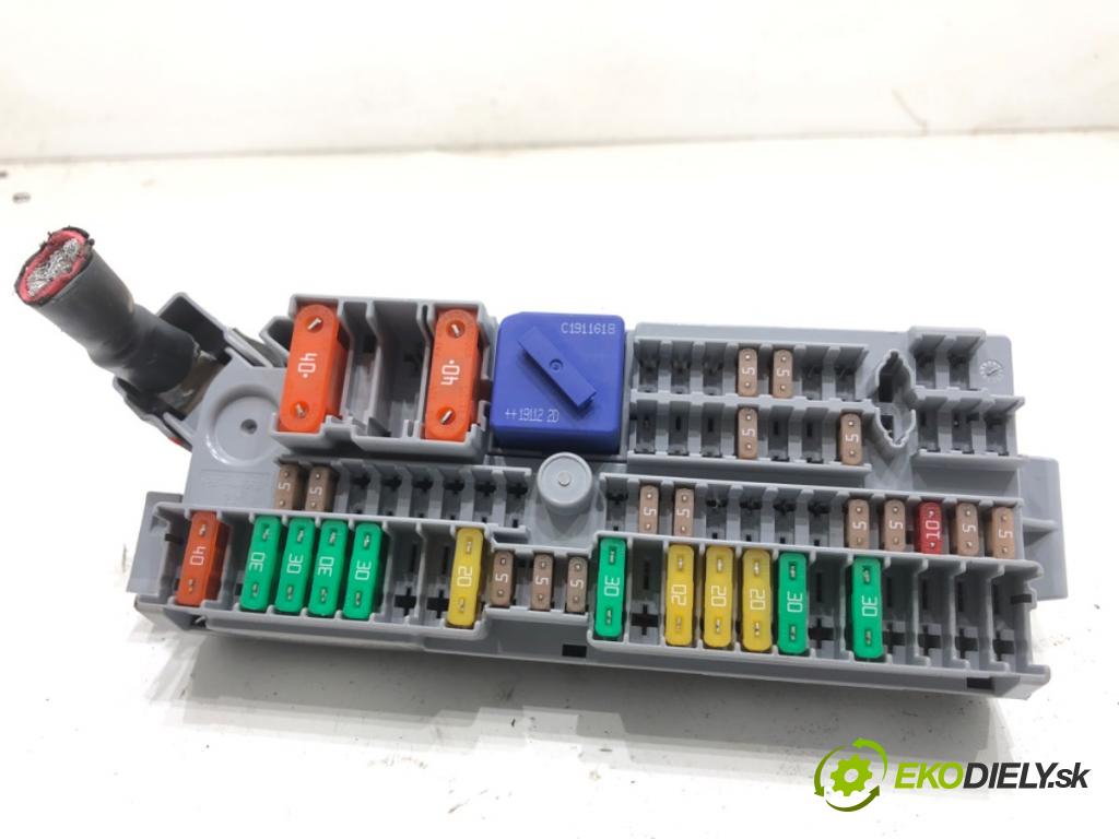 BMW G30 sedan 2019 135 kW 530 e Plug-in-Hybrid 1998 skříňka poistková 9350313 (Pojistková skříňka)