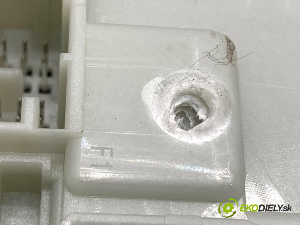 BMW G30 sedan 2019 135 kW 530 e Plug-in-Hybrid 1998 modul BSI 8725618 (Pojistková skříňka)