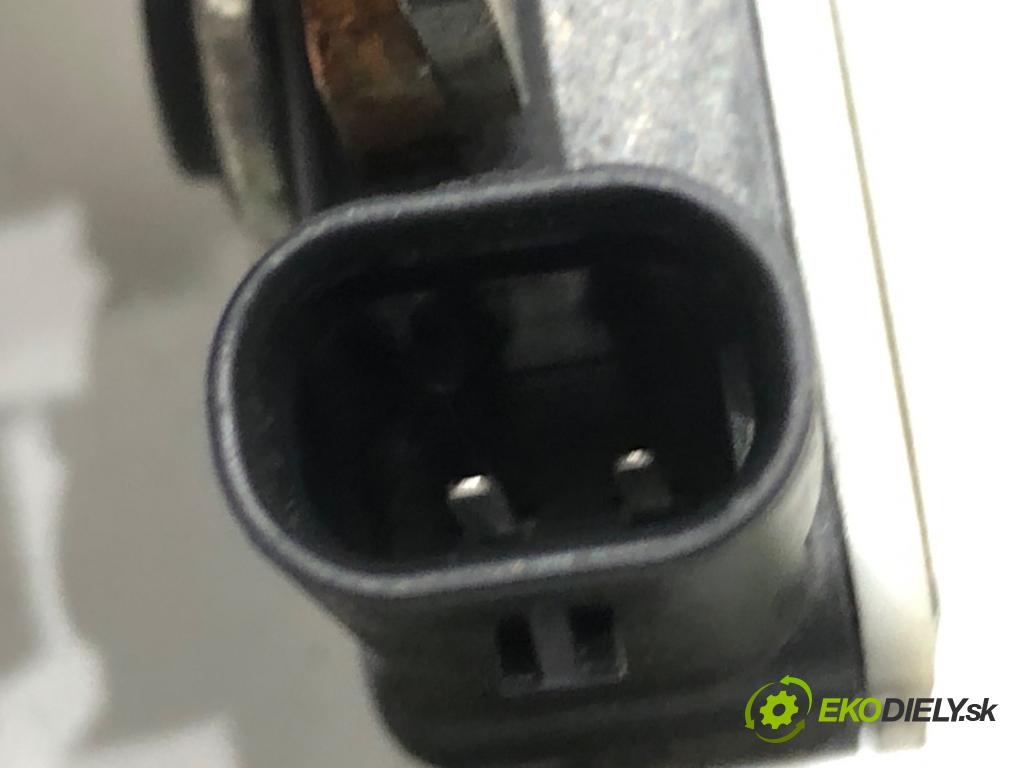 BMW G30 sedan 2019 135 kW 530 e Plug-in-Hybrid 1998 svorka MINUS 8795892