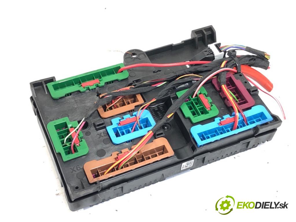 BMW G30 sedan 2019 135 kW 530 e Plug-in-Hybrid 1998 skříňka poistková 8713127 (Pojistková skříňka)