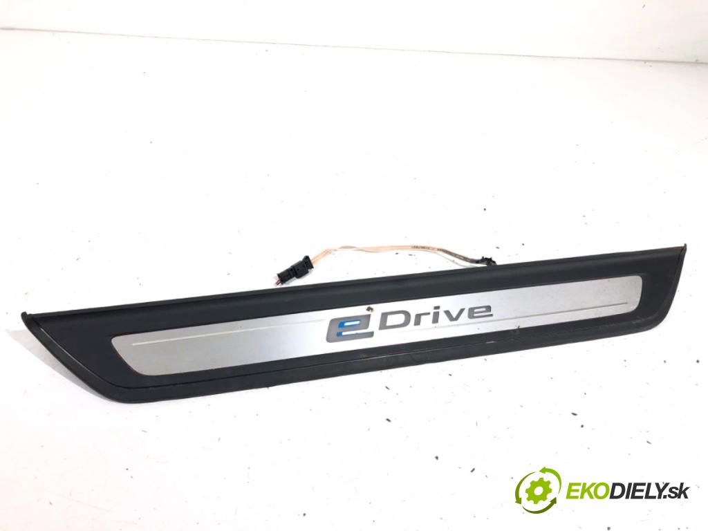 BMW G30 sedan 2019 135 kW 530 e Plug-in-Hybrid 1998 lišta prahu OSVĚTLENO: 7405772