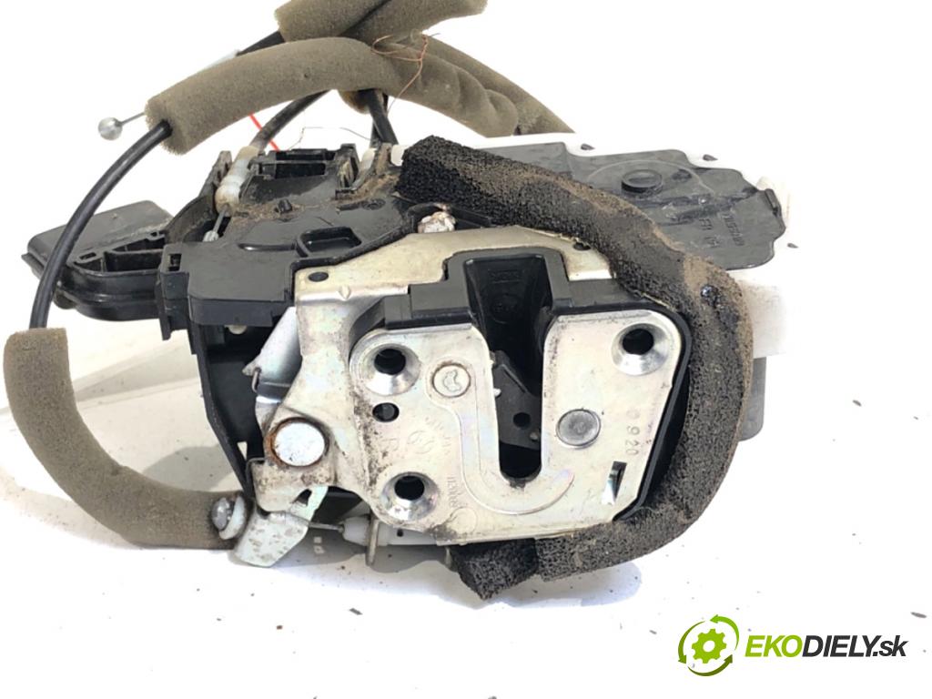 NISSAN JUKE F15 SUV 2011 86 kW 1.6 1598 zámok Dvere pravy predný 