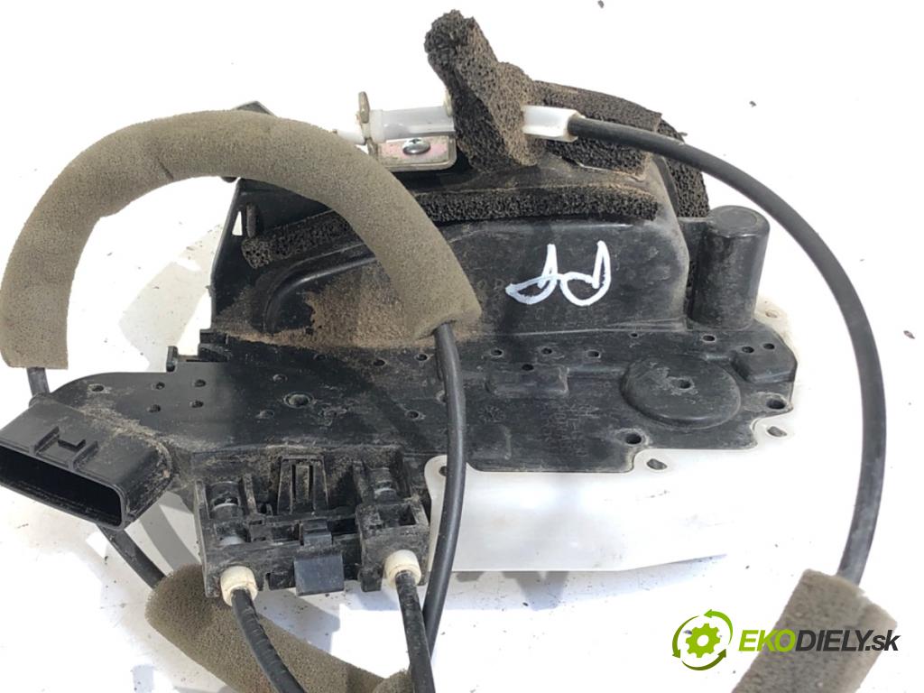 NISSAN JUKE F15 SUV 2011 86 kW 1.6 1598 zámok Dvere pravy predný