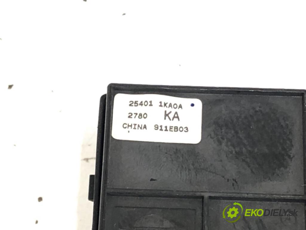 NISSAN JUKE F15 SUV 2011 86 kW 1.6 1598 Prepínač okien 25401-1KA0A (Prepínacie páčky pod volantom)