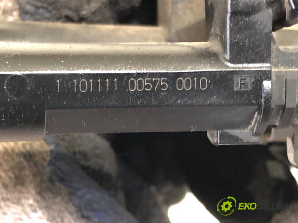 NISSAN JUKE F15 SUV 2011 86 kW 1.6 1598 Lišta vstrekovacia  (Vstrekovacia lišta)