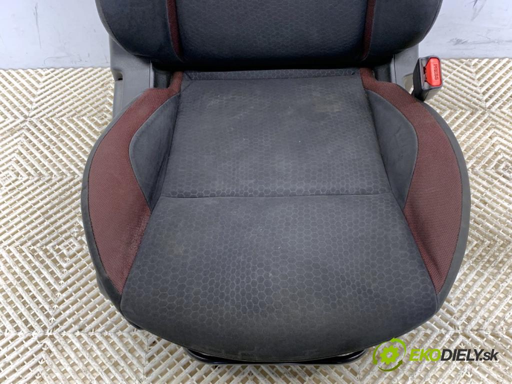 NISSAN JUKE F15 SUV 2011 86 kW 1.6 1598 Sedadlo pravy predný