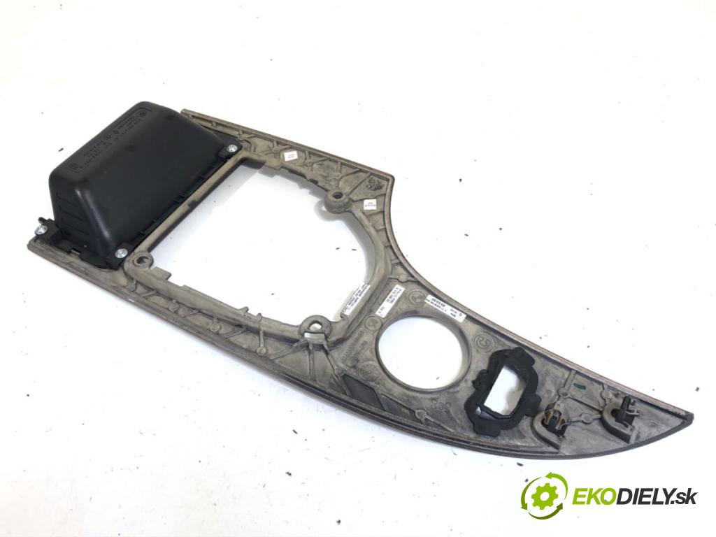 BMW E60 sedan 2008 200 kW 530 i 2996 lišty kryt 9167766 9170198 (Lišta)