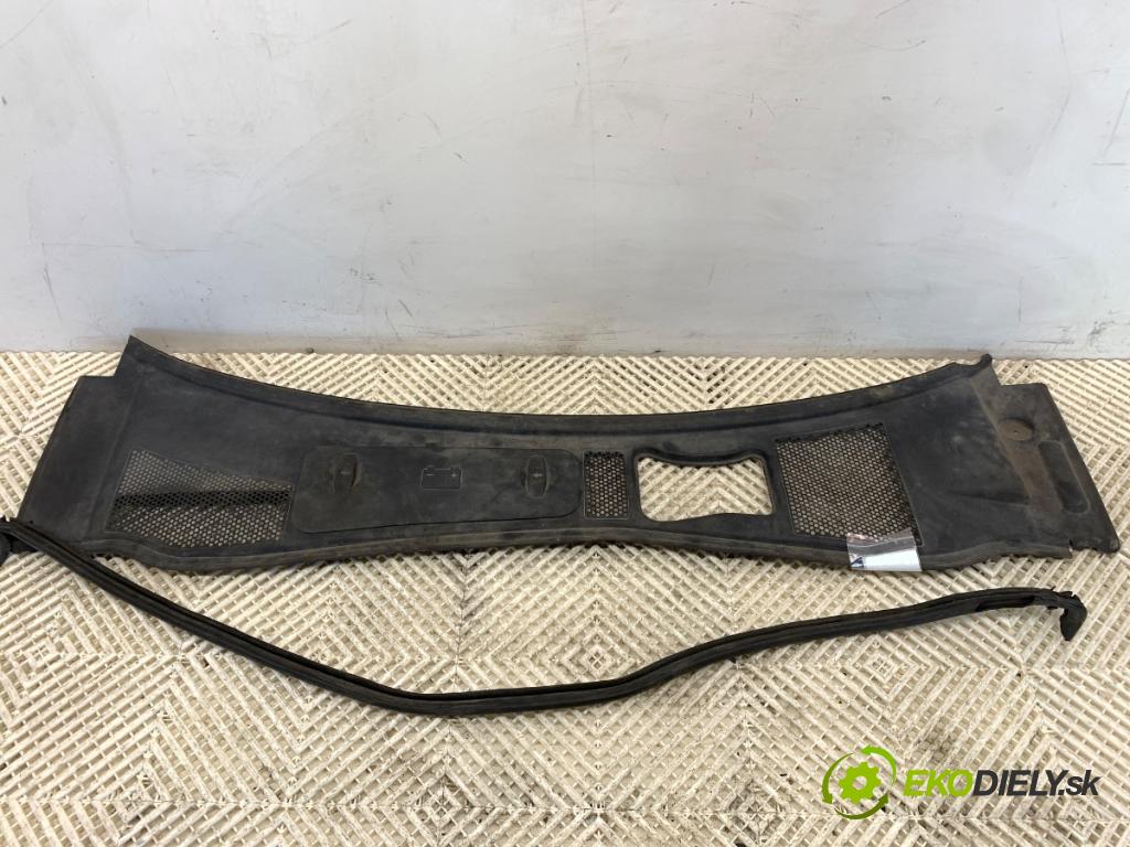 VW PASSAT B5 FL sedan 2002 96 kW 1.9 TDI 1896 Torpédo, plast pod čelné okno  (Torpédo (plast pod čelným sklom))