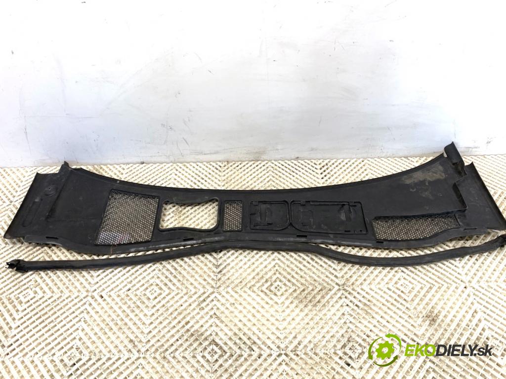 VW PASSAT B5 FL sedan 2002 96 kW 1.9 TDI 1896 Torpédo, plast pod čelné okno  (Torpédo (plast pod čelným sklom))