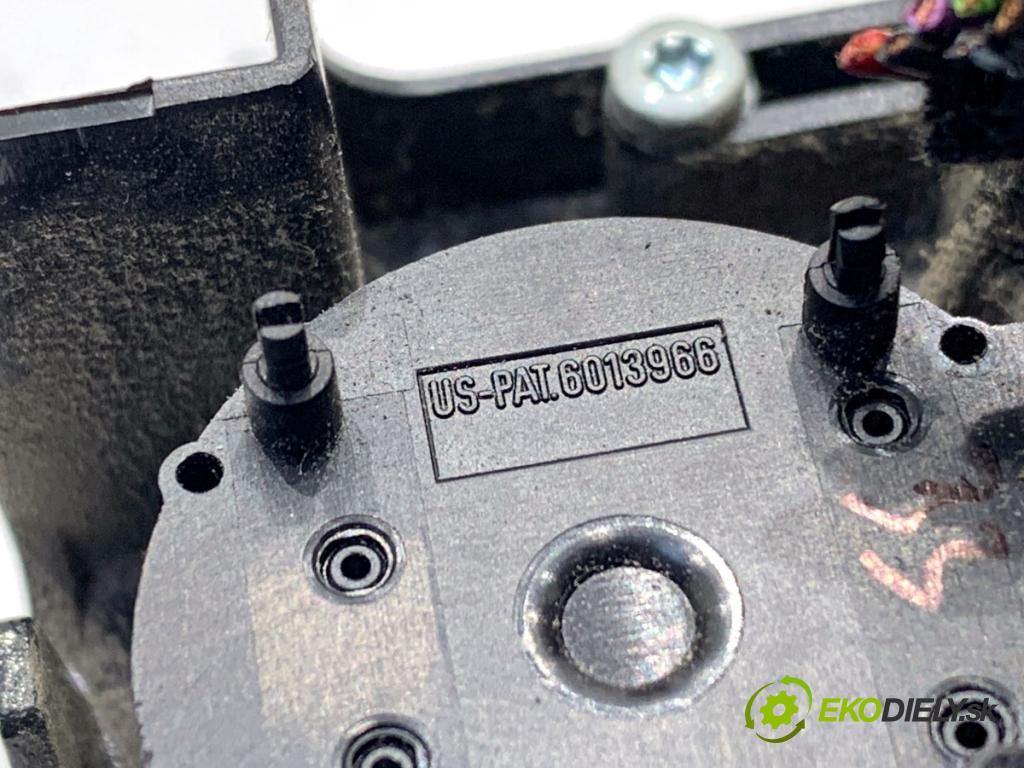 VW PASSAT B5 FL sedan 2002 96 kW 1.9 TDI 1896 Panel ovládania kúrenia  (Prepínacie páčky pod volantom)