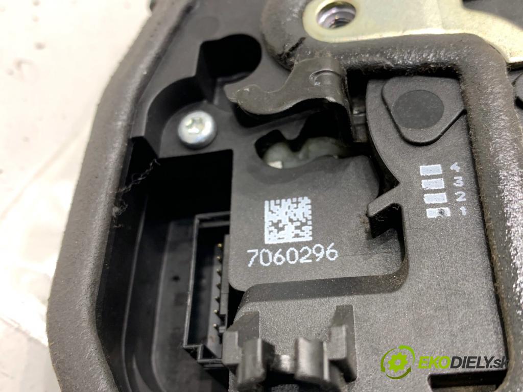BMW E90 sedan 2006 95 kW 318 i 1995 zámok dveře pravý zadní část 7060296