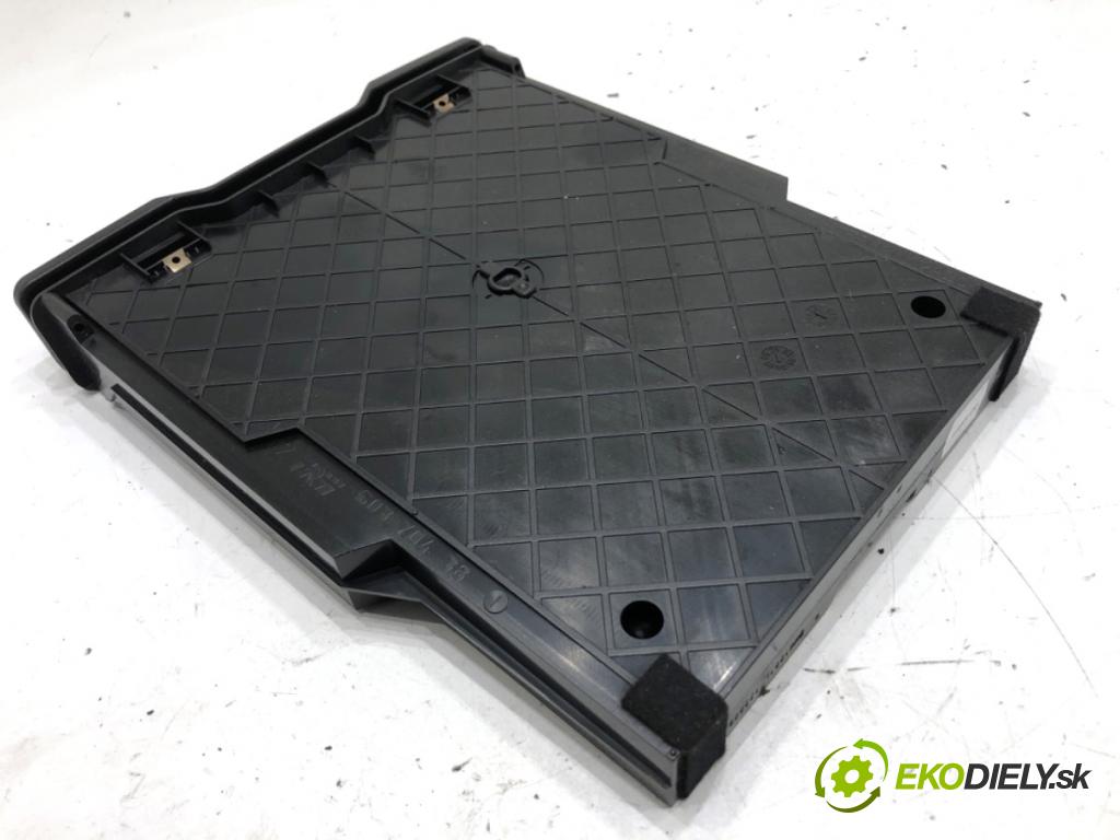 BMW E90 sedan 2006 95 kW 318 i 1995 Držiak na nápoje 7118729 (Držiak (úchyt) na nápoje)