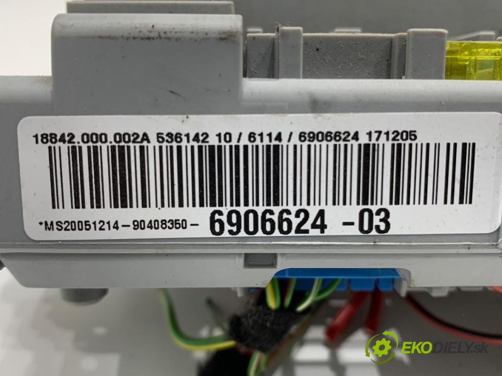 BMW E90 sedan 2006 95 kW 318 i 1995 Skrinka poistková 6906624 (Poistková skrinka)