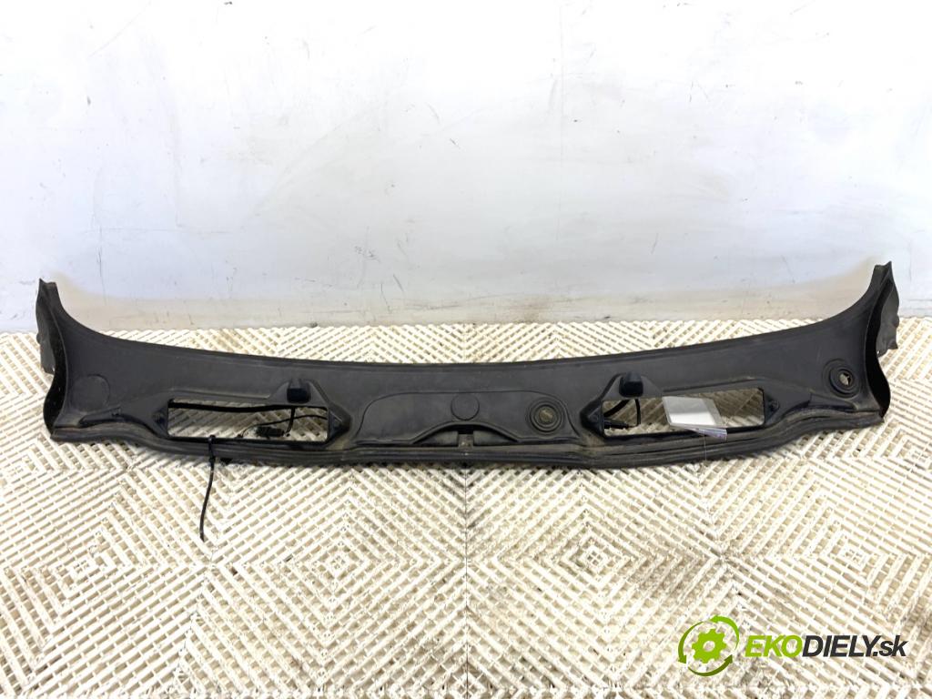 BMW E90 sedan 2006 95 kW 318 i 1995 Torpédo, plast pod čelné okno 57550913 (Torpédo (plast pod čelným sklom))